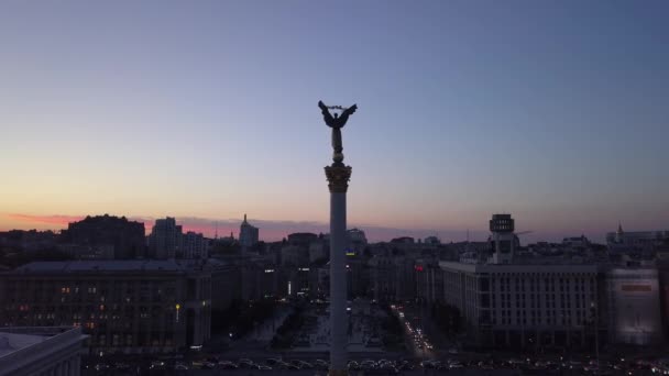 Independence Square at night. Maidan. Monument. Aerial. Kyiv. Ukraine. — Stok video