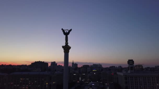 Independence Square at night. Maidan. Monument. Aerial. Kyiv. Ukraine. — Stok video