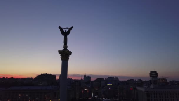 Plac Niepodległości w nocy. Maidan. Pomnik. Z powietrza. Kijów. Ukraina. — Wideo stockowe