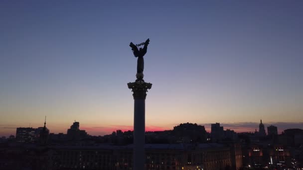 Praça da Independência à noite. Maidan. Monumento. Aéreo. Kiev. Ucrânia . — Vídeo de Stock