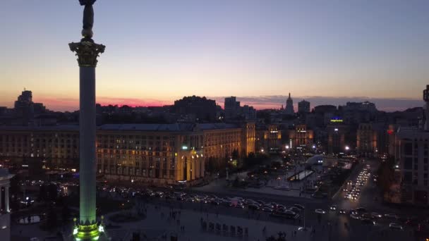 独立広場の夜。メイダン記念碑空中だキエフ。ウクライナ. — ストック動画