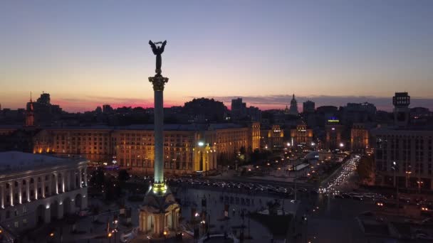 Onafhankelijkheidsplein 's nachts. Maidan. Monument. Luchtfoto. Kiev. Oekraïne. — Stockvideo