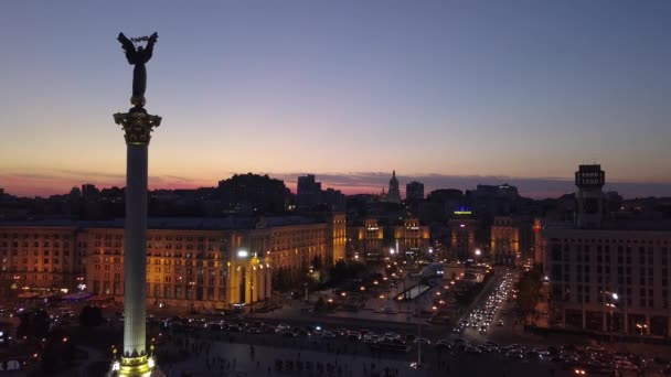 Place de l'Indépendance la nuit. Maidan. Monument. Aérien. Kiev. Ukraine . — Video