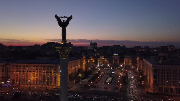 Independence Square at night. Maidan. Monument. Aerial. Kyiv. Ukraine. — Stok video