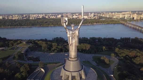 Monumento a la Patria. Aérea. Kiev. Ucrania — Vídeo de stock