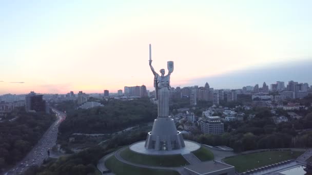 Monumento a la Patria. Aérea. Kiev. Ucrania — Vídeos de Stock