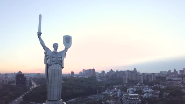 Monumento a la Patria. Aérea. Kiev. Ucrania — Vídeos de Stock