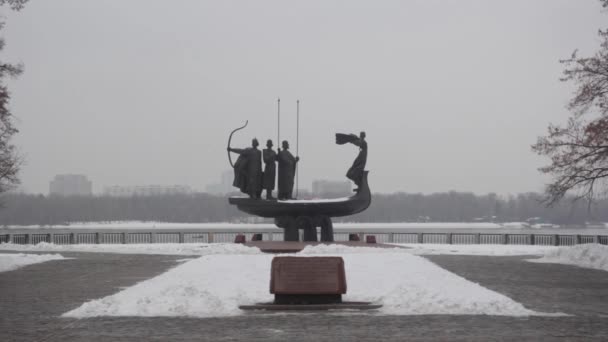 Denkmal für die Gründer des Kyiv. Winter. Ukraine — Stockvideo