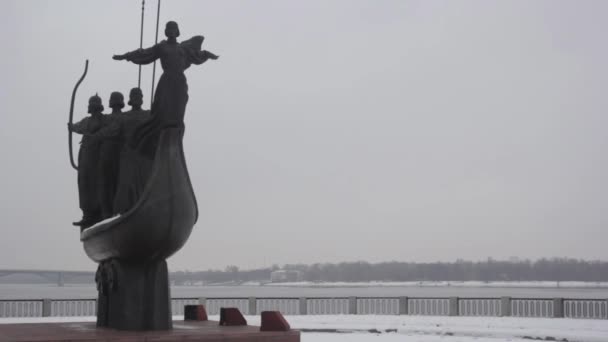 Monument över grundarna av Kiev. Vinter. Ukraina — Stockvideo