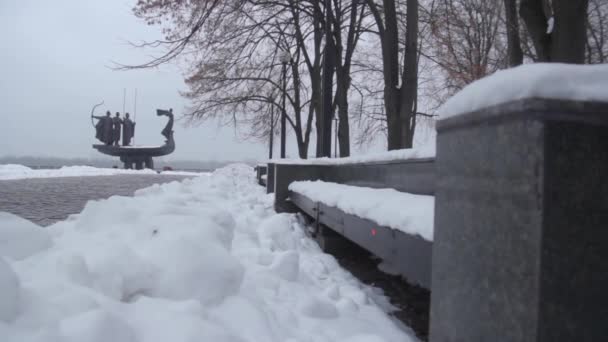 Monument voor de oprichters van Kiev. De winter. Oekraïne — Stockvideo