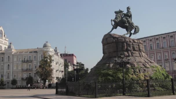 Monumento a Bogdan Khmelnitsky. Kiev. Ucrania. Otoño . — Vídeos de Stock