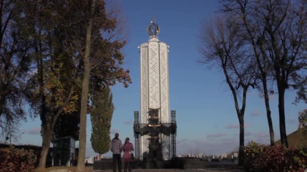 Monumento alle vittime della carestia. Autunno. Kiev. Ucraina — Video Stock