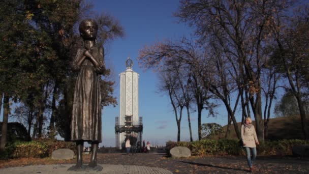 Monumento às vítimas da fome. Outono. Kiev. Ucrânia — Vídeo de Stock