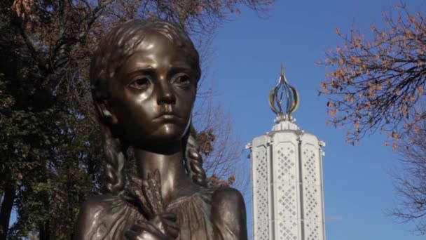 Monument aux victimes de la famine. Automne. Kiev. Ukraine — Video