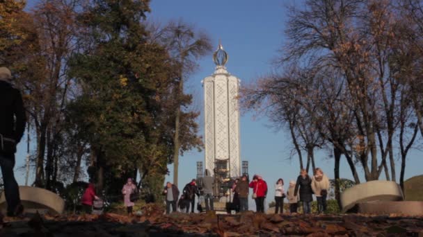 Monumento a las víctimas de la hambruna. Otoño. Kiev. Ucrania — Vídeo de stock