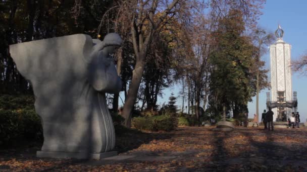 飢饉の犠牲者への記念碑。秋だキエフ。ウクライナ — ストック動画