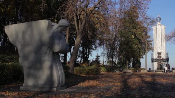 飢饉の犠牲者への記念碑。秋だキエフ。ウクライナ — ストック動画