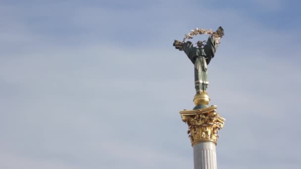 Denkmal ist ein Symbol der Ukraine. Unabhängigkeitsplatz. maidan. kyiv. Ukraine. — Stockvideo