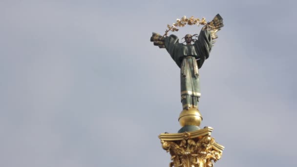 Monumentet är en symbol för Ukraina. Självständighetstorget. Jungfru. Kiev. Ukraina. — Stockvideo