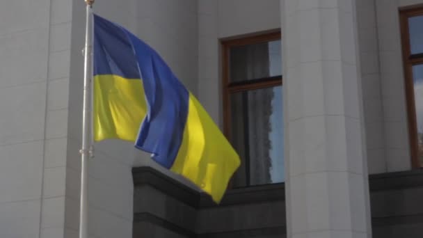 Parlement van Oekraïne. Kiev. Oekraïense vlag — Stockvideo