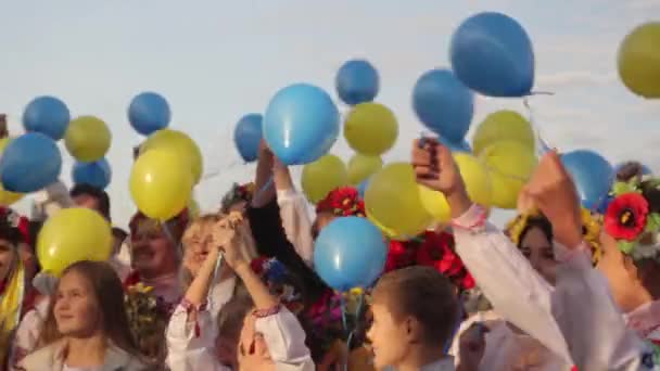 Ukrainians in national clothes with balloons. Kyiv. Ukraine. — Stok video