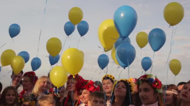 Ukrainer in Nationalkleidung mit Luftballons. kyiv. Ukraine. — Stockvideo
