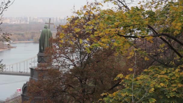 Памятник Владимиру Великому. Киев. Украина. Осень — стоковое видео