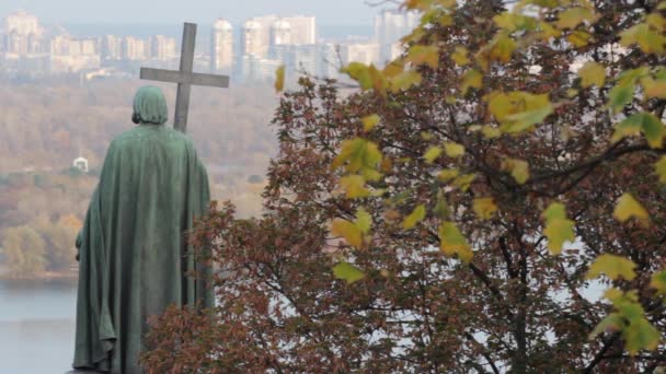 Volodymyr het Grote Monument. Kiev. Oekraïne. Herfst — Stockvideo