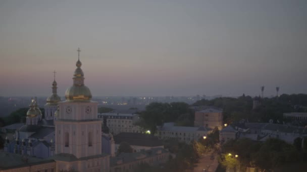 St. Michaels Kathedraal van Kiev bij dageraad in de ochtend — Stockvideo