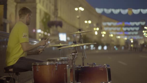 Pouliční muzikant hraje na bicí. Khreschatyk Street v noci. Kyjev. Ukrajina — Stock video