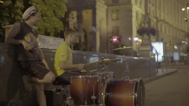 O músico de rua toca bateria. Rua Khreschatyk à noite. Kiev. Ucrânia — Vídeo de Stock