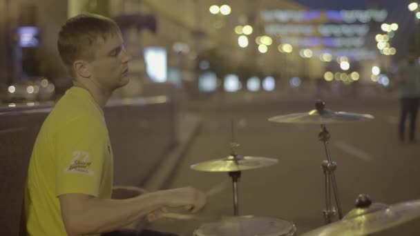 El músico callejero toca la batería. Calle Khreschatyk por la noche. Kiev. Ucrania — Vídeos de Stock