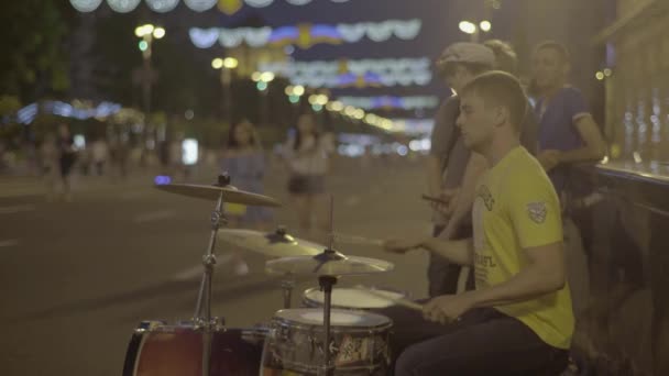 Uliczny muzyk gra na bębnach. Khreschatyk ulicy w nocy. Kijów. Ukraina — Wideo stockowe