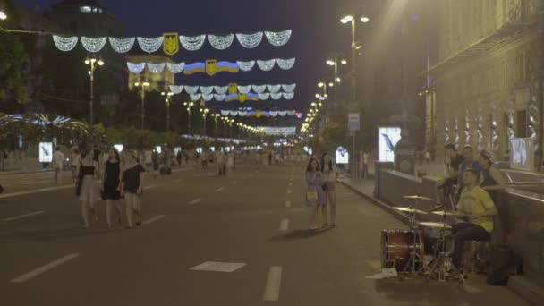 Utcai zenész dobol. Khreschatyk utca éjjel. Kijevben. Ukrajna — Stock videók