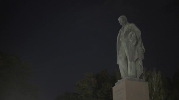 Monumento a Taras Shevchenko à noite. Kiev. Ucrânia — Vídeo de Stock