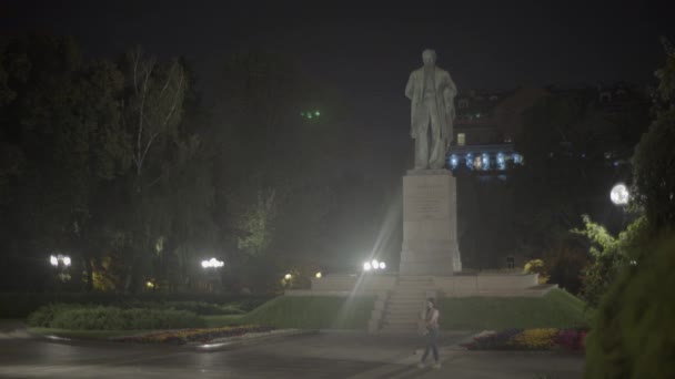 Denkmal für Taras Schewtschenko in der Nacht. kyiv. Ukraine — Stockvideo