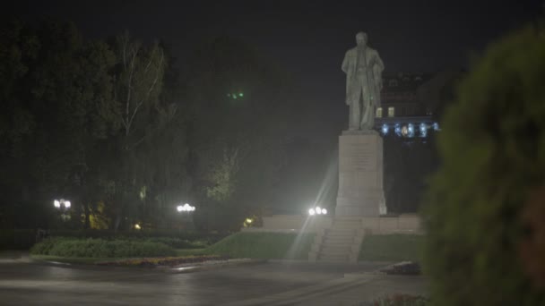 Monument voor Taras Shevchenko 's nachts. Kiev. Oekraïne — Stockvideo