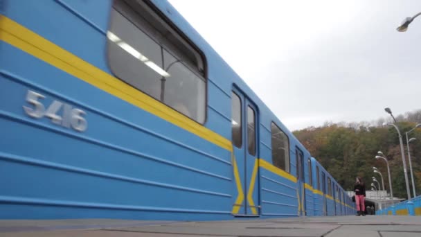 Metro in Kiev. Oekraïne. — Stockvideo