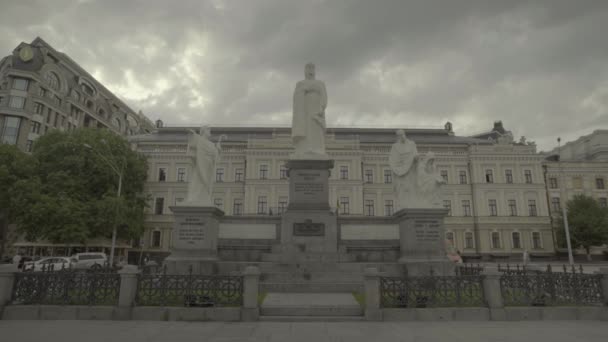 Monument to Princess Olga. Kyiv. Ukraine. — Stok video