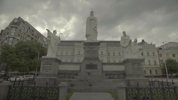 Denkmal für Prinzessin Olga. kyiv. Ukraine. — Stockvideo