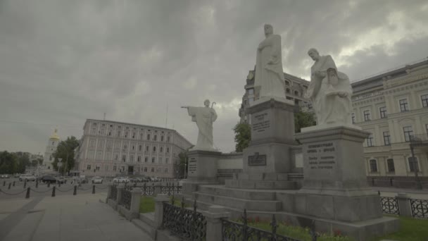 Monument to Princess Olga. Kyiv. Ukraine. — Stok video