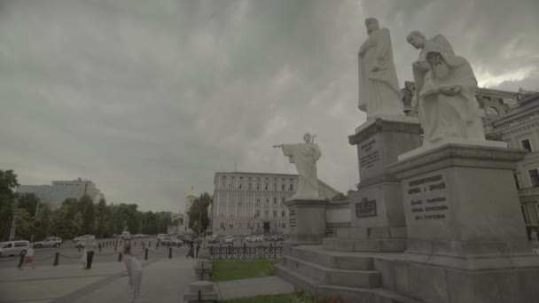 Monument to Princess Olga. Kyiv. Ukraine. — Stok video