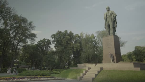 Monumento a Taras Shevchenko. Kiev. Ucrânia — Vídeo de Stock