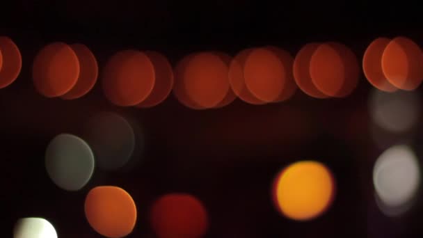 Lumières de ville colorées la nuit 