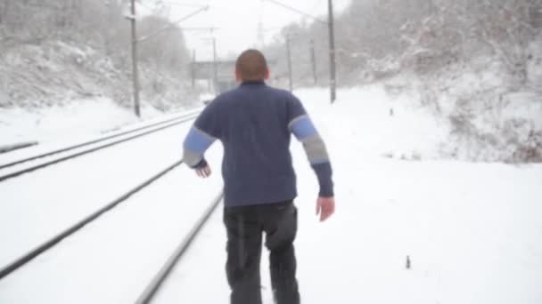 Ένας άντρας χάθηκε σε ένα χιονισμένο δάσος το χειμώνα.. — Αρχείο Βίντεο