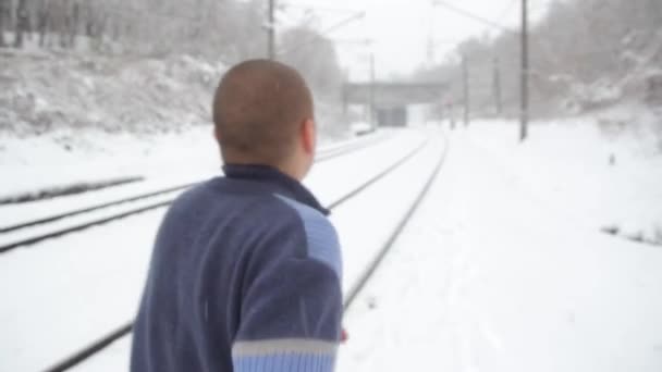 Egy ember eltévedt egy havas erdőben télen.. — Stock videók