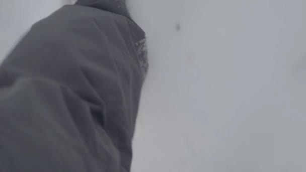 Un hombre se perdió en un bosque nevado en invierno. POV — Vídeos de Stock