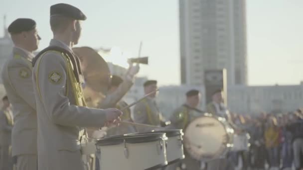 Soldaten muzikanten musicus spelen muziek in een militaire band — Stockvideo