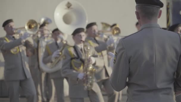 Soldados músicos músicos tocan música en una banda militar — Vídeos de Stock