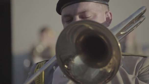 Soldados músicos músicos tocan música en una banda militar — Vídeo de stock